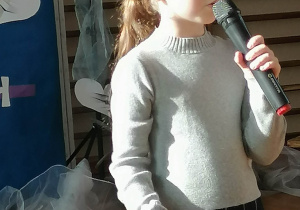 Dziewczynka recytuje.