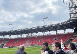 Uczniowie na murawie stadionu