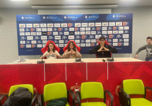 Troje uczniów za stołem konferencyjnym