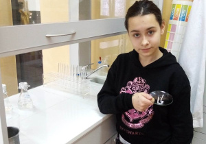 Uczennica kl 7a Oliwia Grabarczyk prezentuje spreparowane kryształy chlorku sodu