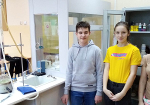 Uczniowie kl 8a obok stołu roboczego
