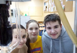 Uczniowie kl 8a przygotowuja ekstrakt w aparacie Soxhleta z wykorzystaniem stołu roboczego