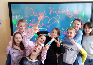 Grupa dziewcząt na tle tablicy