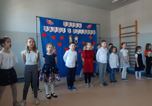 Grupa uczniów przed stelażem z dekoracją