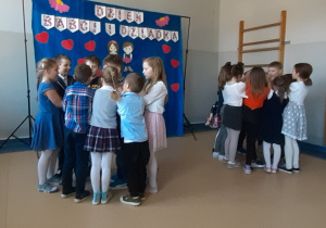 Uczniowie w dwóch grupach podczas występu