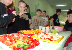 Pyszne owoce i warzywa na stołach