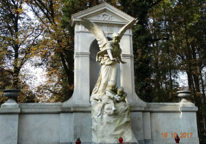 Piękna rzeźba- matka czuwająca nad swymi dziećmi.