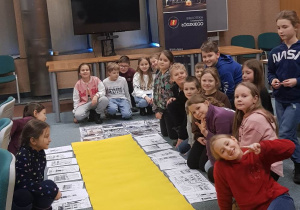Uczniowie prezentują prace