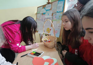 Uczennica wpisuje słowo kojarzące się z dobrem.