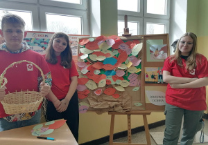 Uczniowie należący do Caritas na tle Drzewa Dobra.