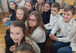 Dzieci z klasy 3a oczekują na swój występ