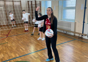 Pani Małgorzata Niemczyk przygotowuje się do serwu