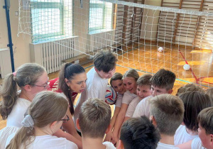 Pani Małgorzata Niemczyk w kręgu z uczniami
