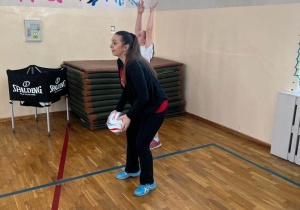 Pani Małgorzata Niemczyk serwuje