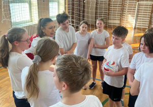 Pani Małgorzata Niemczyk przekazuje uczniom cenne rady