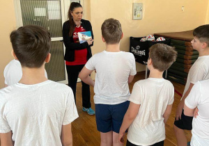 Pani Małgorzata Niemczyk prezentuje dyplom