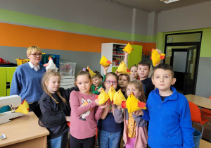Grupa uczniów z nauczycielem