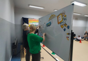 Układanie puzzli z wizerunkiem bankowca – rodzice.