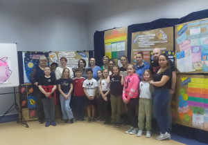 Grosikowe wędrówki dzieci z kl. 3b i rodziców-zdjęcie grupowe.