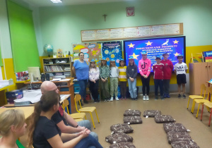 Powitanie gości grosikową piosenką.