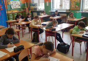 Dzieci uzupełniają test.