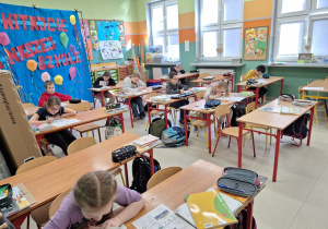 Dzieci uzupełniają test.