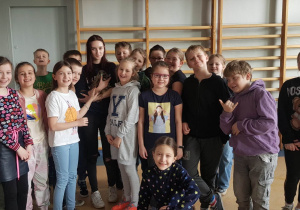 Dzieci pozują do zdjęcia wraz z surykatką
