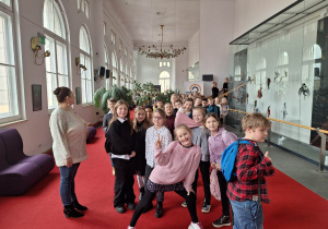 Uczniowie w teatrze