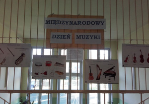 Plansze reklamujące Międzynarodowy Dzień Muzyki.