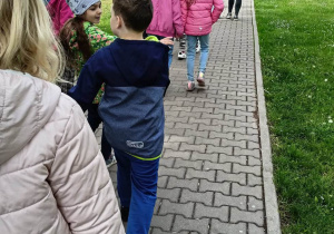 Uczniowie idą chodnikiem prowadzącym do aquaparku Fala