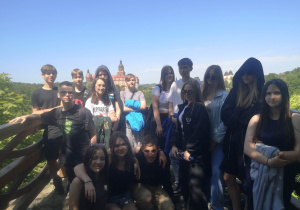Grupa uczniów z klasy 8b na tle Zamku Książ