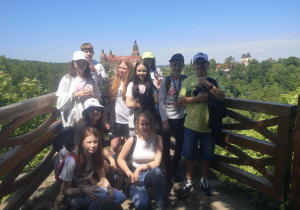 Grupa uczniów z klasy 7 na tle Zamku Książ
