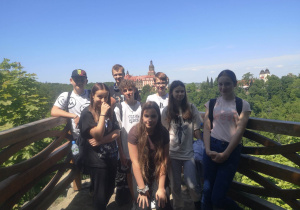 Grupa uczniów z klasy 8b na tle Zamku Książ
