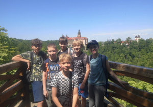 Szóstka chłopców z klasy piątej na tle bryły zamku