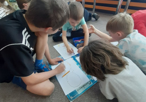 Uczniowie rysują portrety.