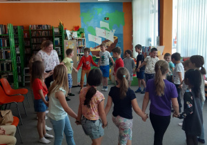 Uczniowie podczas zabawy w kole.