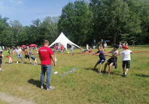 Przeciąganie liny. Jedna z wielu atrakcji na pikniku.