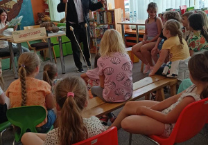 Eugeniusz Dolat przebrany za stracha na wrony.
