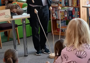 Eugeniusz Dolat w przebraniu stracha na wrony, recytuje wiersz.