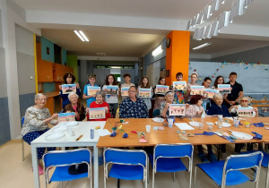 Wspólna fotografia artystów i prac.