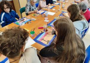 Młodzież i seniorzy w trakcie pracy.