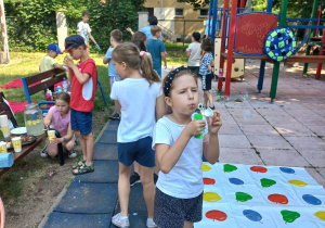 Uczniowie 1a podczas pikniku na szkolnym placu zabaw