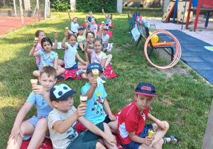 Piknik na trawie z lodem w tle