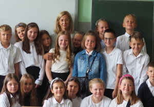 Klasa 4a z wychowawcą, p. Agatą Węgrzynowską