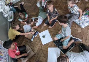 Klasa II b podczas wykonywania zadań.