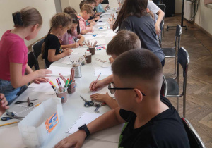 Uczniowie podczas tworzenia prac