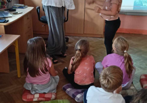 Nauczycielka gratuluje uczennicy.