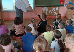 Gratulacje dla ucznia za odgadnięty tytuł bajki.