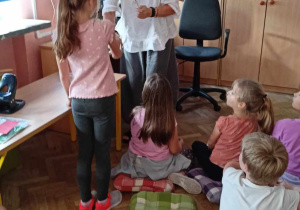 Nauczycielka gratuluje uczennicy.