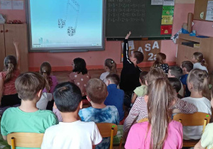 Uczniowie biorący udział w quizie muzycznym.